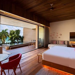 Suite piscina con letto king size con vista sull'oceano