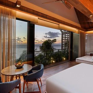 Suite piscina con letto king size con vista sull'oceano